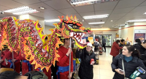 龍年怎可無龍!介壽國中小學生初一演出祥龍賀歲,演出後更是直接上街,挨家挨戶拜年討吉利,讓許多長者回憶起年少時代的場景。(圖/文:曹重偉)