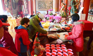 　馬祖境天后宮18日舉辦甲辰年迎太歲點燈祈福法會，請安奉光明燈及太歲燈信眾下午1時後攜帶衣服放置於天后宮正殿供桌。（圖：本報資料室）