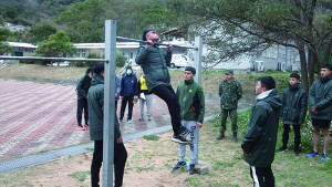 官兵實施單槓測驗。（圖：張閔翔）