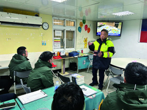 副所長宣導反詐騙知識。（圖：歐育誠）