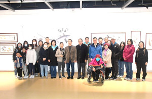 　龍飛魚躍2024嚴尚文魚拓藝術個展18日開幕，藝術家嚴尚文賢伉儷專程來馬參加，為秘書長張龍德等現場來賓擔任展區導覽。（圖／文：曹重偉）
