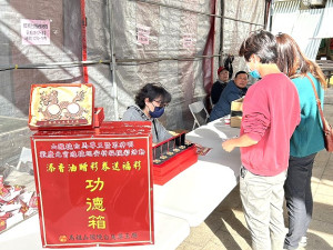 山隴境白馬尊王廟18日起在介壽廣場舉辦2024書香兩岸迎新春活動,展出豐富多彩的中華傳統文化圖書,現場還有添香油得福彩摸彩。(圖/文:曹重偉)