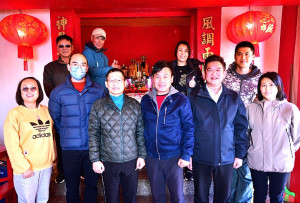 　西引島忠義廟擺暝，鄉長林德建、指揮官林主典少將、連江縣議會秘書長林光東、鄉代會主席陳子驎等人上香敬拜，祈求軍民平安健康。（圖／文：陳其敏）