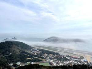 　近日馬祖上午霧氣濃，惱人的霧季來報到。（圖／文：陳鵬雄）