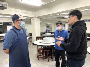 四號義廚房主廚林世浩(左)短期支援馬祖高中伙房,馬中伙食風波暫時告一段落。(圖/文:馮紹夫)
