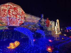 第22屆兩馬同春鬧元宵在琅岐紅光湖公園展出,馬祖燈區以高粱、藍眼淚等特色景觀展示。(圖/文:馮紹夫)