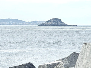 　位於南北竿水道間的「進嶼」與「尼姑山」有段淒美的傳說愛情故事。（圖／文：陳鵬雄）
