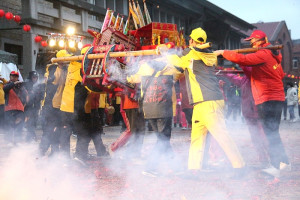一年一度的坂里十三暝燒馬糧活動火熱登場。(圖/文:陳鵬雄、吳嘉榮)