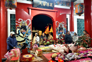 　東引鄉慶元宵擺暝廟會活動，「十三暝」關帝廟擺暝，民眾不畏寒風上香參拜，祈求平安。（圖／文：陳其敏）