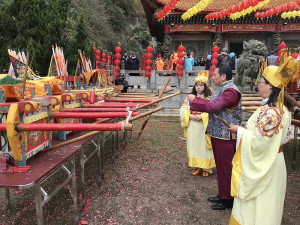 　2024馬祖擺暝文化祭神明會師祭祀大典隆重登場，眾人向神明獻上最誠摯的敬意，祈求護佑島民、保境平安。（圖／文：吳嘉榮）