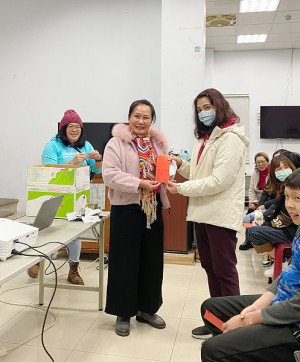 東莒文化促進協會慶元宵,燈謎摸彩人人有獎。(圖/文:蔡夢玲)