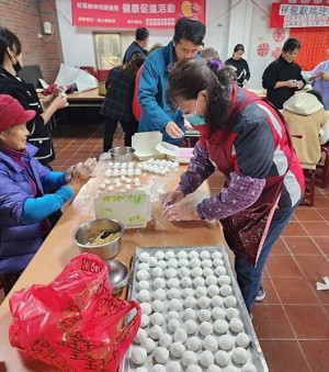 慶元宵!田澳社區發展協會辦理「祥龍獻瑞迎新春˙親子同樂慶元宵」活動,吸引鄉親齊聚,現場熱鬧滾滾。(圖/文:宋幸儒)