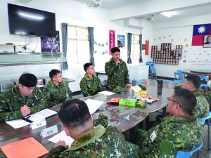 單位同仁針對近期生活概況實施研討建議。（圖：鄭恆佳）