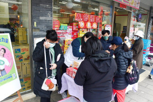 　馬祖家扶迎新春義賣24日下午歡樂登場，有琳琅滿目的生活雜貨、文具用品及玩偶娃娃，遊客鄉親掏出腰包，用行動來支持地區孩子。（圖／文：曹重偉）