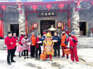 慶祝農曆新年,福澳社協24日舉辦「捧點心」,理事長林爾平會同村長陳震森及多位幹部,在金牌喜娘劉美珍帶隊下拜訪村中老人家。(圖:福澳社協)