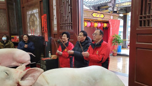 山隴境北極玄天宮26日舉辦今年度元宵擺暝慶典,縣長王忠銘一早會同陳志國前往上香祈福,祈求玄天上帝神威顯赫,護佑馬祖平安。(圖/文:曹重偉)