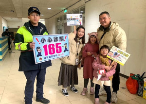 拒絕詐騙,平安元宵,縣警局結合民間廟宇及公部門活動,舉辦防詐相關宣導,受訪民眾也願意合影留念,表達對警方節日加強宣導的支持。(圖:縣警局)