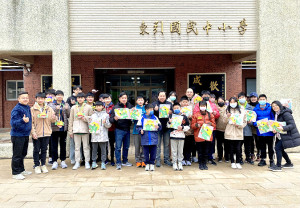 　議長張永江贈送一批毛帽、小龍提燈給東引國中小，為教職員添帽保暖、師生快樂過元宵。（圖：連江縣議會）