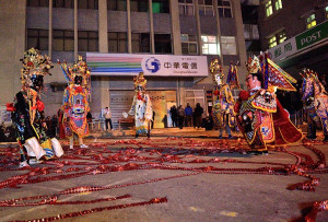 　東引鄉「十八暝」遶境，迎神隊伍所到之處煙硝瀰漫，洋溢歡樂節慶氣氛。（圖／文：陳其敏）