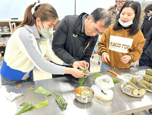 　馬越元宵習俗大不同，移民署邀請越南籍新住民潘秋莊擔任講師，製作很特別的越南粽，讓參加鄉親與新住民一起歡慶上元節。（圖：移民署連江服務站）