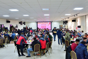 　東引「白馬尊王」連續三天祈福遶境圓滿結束，28日晚間在民眾活動中心舉「食福」餐會，充滿歡樂氣氛。（圖／文：陳其敏）