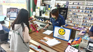 有關媒體報導市售「黑熊菜脯餅」疑似含有禁用色素,衛生局獲報後立即派員稽查,查核12家販售業者均未查獲疑慮產品。(圖:連江縣衛生局)