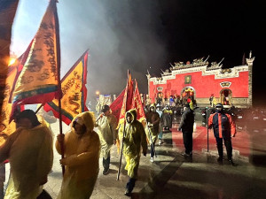 牛峰境五靈公廟「二十暝」眾神聯合遶境登場,冒著低溫及風雨徐徐前進,社友及友軍靠著熱情與信仰撐完全場,展現韌性及向心力。(圖/文:曹重偉)