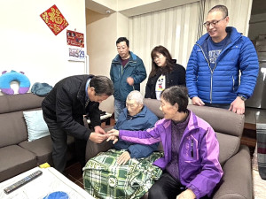 南竿復興村陳金正92歲生日,縣長王忠銘、鄉長林志東登門祝壽,其妻及子女陳寶敬、陳寶雄、陳玉媛都專程返家陪老父親過生日。(圖/文:曹重偉)