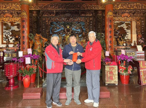 支持天后宮信眾大陸進香之旅,承鮮捷董事長謝承和贊助10萬元程儀,主任委員曾林官及委員林善清代表接受。(圖/文:曹重偉)