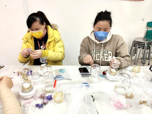新住民暖起來!新移民女性關懷協會舉辦「溫暖從新感受」婦女福利宣導活動,介紹本縣婦女福利並製作擴香小夜燈永生花盅。(圖:新移民女性關懷協會)