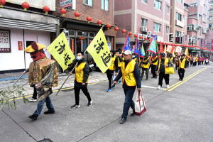 　迎接一年一度的元宵遶境最大盛事，山隴白馬尊王廟1日上午先行清道，沿途敲鑼打鼓，鞭炮聲不斷。（圖／文：曹重偉）