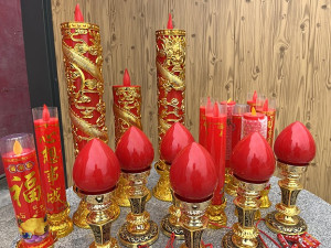 　電子蠟燭經濟環保，近年來大量取代傳統蠟燭出現在擺暝的供桌上。（圖／文：陳鵬雄）