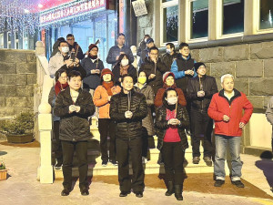 元宵壓軸!山隴白馬尊王廟眾神明遶境巡安登場,千人陣仗人聲鼎沸,縣長王忠銘伉儷在縣府前酬拜香火,祈求神明保佑縣運昌隆。(圖/文:曹重偉)