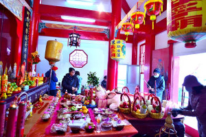 　東引安寧廟擺暝，信眾虔誠祈求平安。（圖／文：陳其敏）