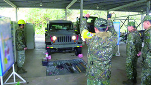 官兵車輛檢查。（圖：楊子賢）