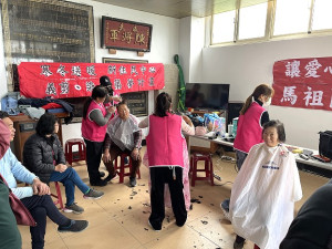 連江縣新住民中心、馬祖區漁會及莒光鄉社區健康營造中心聯合辦理義剪、染髮築夢計畫,讓地區鄉親容光煥發青春再現。(圖/文:宋幸儒)