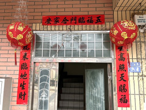 從農曆新年到元宵期間,不少民家還保有「上彩暝」的傳統習俗,大紅燈籠慶祝家有喜事,讓觀光客驚艷於馬祖民間的點燈祈福文化。(圖/文:曹重偉)