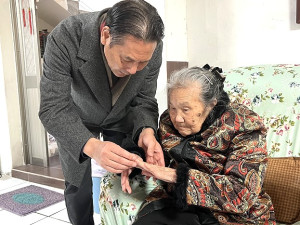 　復興村曹嫩妹女士91歲生日，縣長王忠銘、鄉長林志東等人獻上祝福。（圖／文：馮紹夫）