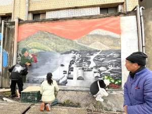 福澳社協爭取經費邀請畫師在村口閒置牆面繪圖,描述早年村落生活樣態,極富歷史意義。(圖/文:馮紹夫)