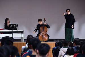　大提琴家張正傑攜手鋼琴家呂冠葶、次女高音翁若珮、低音管張維宜在東引國中小學演出，帶給偏鄉師生、在地軍民一場高水準音樂會。（圖／文：陳其敏）
