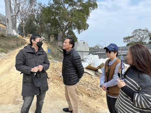 縣長王忠銘5日前往腰山營區了解工程進度與園區內景觀植栽規劃。(圖/文:馮紹夫)