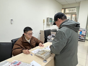 「福馬同城通」卡6日開放公所臨櫃申請,「王爺」王榕樂在琅岐碼頭拿到第一張實體卡。(圖:馮紹夫、福州晚報提供)