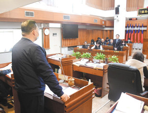 　議會第8屆第3次臨時會7日開議，縣長王忠銘就北竿機場跑道改善與新航站區擴建工程建設計畫進行專案報告，再由出席議員進行質詢。（圖／文：曹重偉）