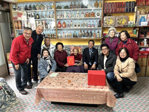 南竿鄉福澳村陳依蓮女士102歲生日,縣長王忠銘、鄉長林志東登門拜訪,一起祝賀老人家102歲大壽,並為她戴上專屬的金戒指。(圖/文:曹重偉)