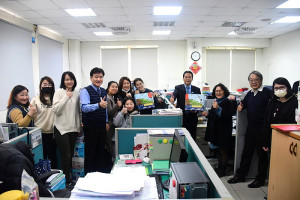 　慶祝國際三八婦女節，感謝女性同仁辛勞，縣長王忠銘、副縣長陳冠人、秘書長張龍德一起問候府內女性同仁並致贈小禮物。（圖／文：曹重偉）