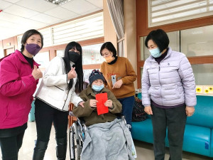　分享三八喜悅，婦女會理事長李金梅及理監事前往大同之家拜訪，致贈老人家慰問金及閒話家常拜晚年。（圖／文：曹重偉）