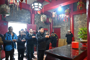 113年「馬祖擺暝文化祭」壓軸登場,今年參與體驗的善男信女比往年增加。(圖:文化處、陳鵬雄)