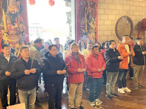以媽祖行腳走紅的淡水滬尾三媽會來到馬祖,理事長蔡錦賢、會長王永祥抵馬港天后宮進香,議長張永江、副議長林明揚一起上香祈福。(圖:馬祖境天后宮)
