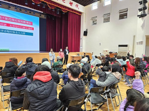 建立正確視力保健觀念,教育處9日下午在介壽校園舉辦「近視病新知與遠視儲備」專題演講,高雄長庚紀念醫院眼科吳佩昌醫師開講。(圖/文:曹重偉)