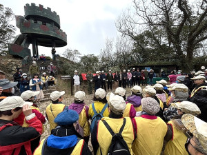 連江縣113年植樹節「一起集點樹」9日在官帽山360度觀景台盛大登場,縣長王忠銘率全體來賓一起種下馬祖的綠意跟希望。(圖/文:曹重偉)